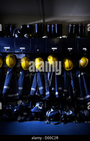 Re Feuerwehrmann weiße Uhr in Pontypridd Feuerwache in S Wales - Detail Firemans Garderobe Stockfoto