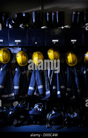 Re Feuerwehrmann weiße Uhr in Pontypridd Feuerwache in S Wales - Detail Firemans Garderobe Stockfoto