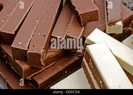 Takte des klassischen und weiße Schokolade, präsentiert in loser Schüttung. Stockfoto