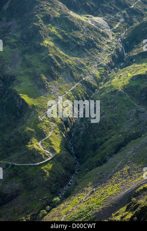 Sonnenaufgang über den Weg läuft Warnscale Beck im Lake District, England, UK. Stockfoto