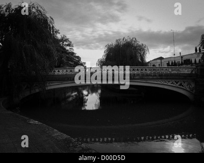 Die Stadtbrücke über den Fluss Wey, einen Eisernen Steg am Fuße des High Street, Guildford, Surrey, England, Vereinigtes Königreich Stockfoto