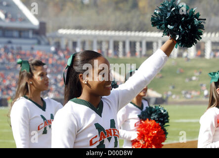 10. November 2012 - Charlottesville, Virginia, USA - Miami Hurricanes Cheerleadern führen Sie während des Spiels gegen die Virginia Cavaliers im Scott Stadium in Charlottesville, VA. Virginia gewann 41-40. (Kredit-Bild: © Andrew Shurtleff/ZUMAPRESS.com) Stockfoto