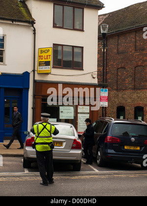 Traffic Warden im Stadtzentrum, Nordstraße, Guildford, Surrey, England, Vereinigtes Königreich Stockfoto