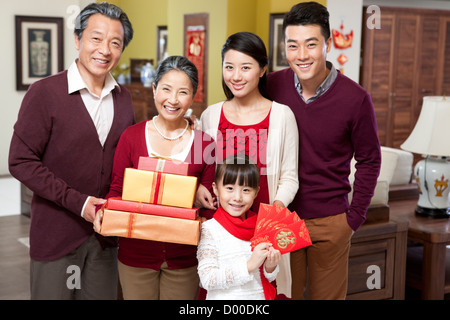 Glückliche Familie feiert Chinesisches Neujahr Stockfoto