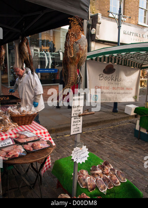 Bauernmarkt am ersten Dienstag eines jeden Monats zeigt Vogel Stall, High Street, Guildford statt. Stockfoto