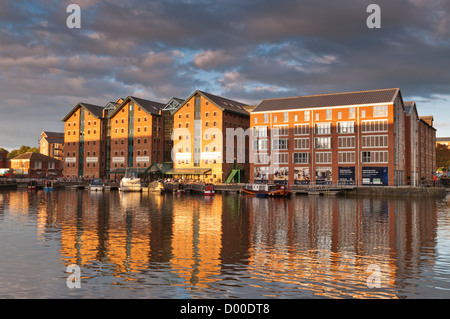 Blick über historische Gloucester Docks und restaurierten alten Lagerhäusern, Gloucestershire, UK Stockfoto