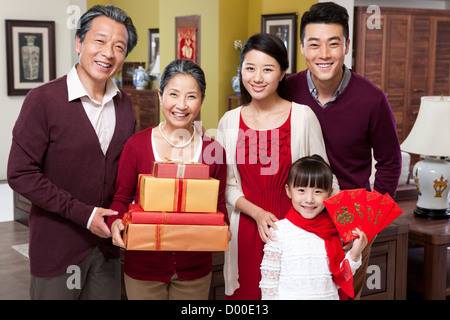Glückliche Familie feiert Chinesisches Neujahr Stockfoto