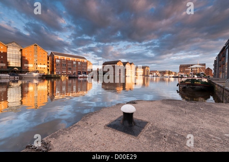 Blick über historische Gloucester Docks und restaurierten alten Lagerhäusern, Gloucestershire, UK Stockfoto