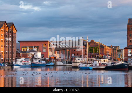 Blick über historische Gloucester Docks und restaurierten alten Lagerhäusern, Gloucestershire, UK Stockfoto