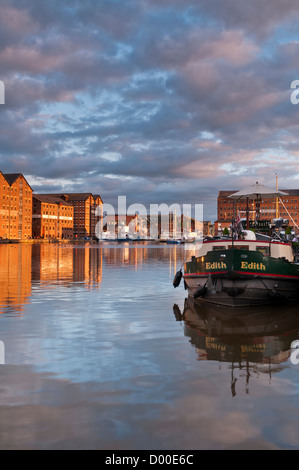 Blick über historische Gloucester Docks und restaurierten alten Lagerhäusern, Gloucestershire, UK Stockfoto