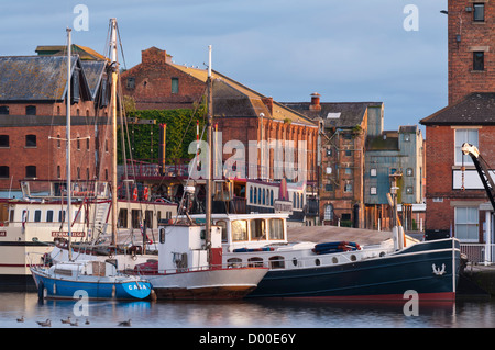 Blick über historische Gloucester Docks und restaurierten alten Lagerhäusern, Gloucestershire, UK Stockfoto