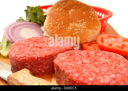 Picknick-Zutaten für Cheeseburger einschließlich Pasteten, Tomaten, Zwiebeln und Salat Stockfoto
