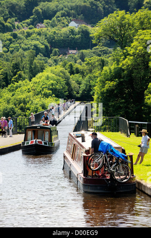 Pontcysyllte Aquädukt fertig 1805 trägt Kanalboote auf Llangollen Kanal über das Tal des Flusses Dee in der Nähe von Wrexham, Wales, UK Stockfoto