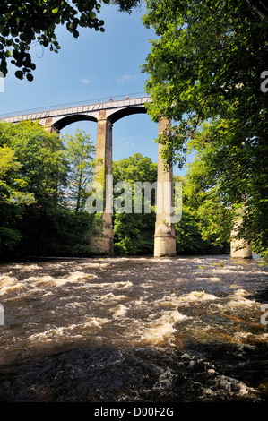 Pontcysyllte Aquädukt fertig 1805 trägt Kanalboote auf Llangollen Kanal über das Tal des Flusses Dee in der Nähe von Wrexham, Wales, UK Stockfoto