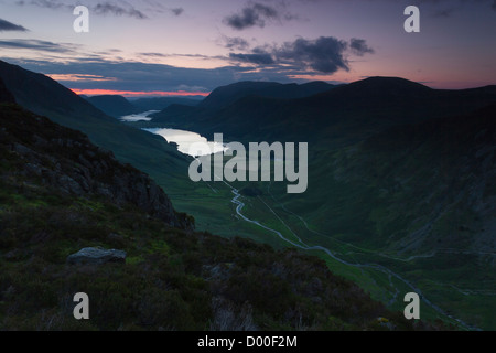 Dämmerung über Lake Buttermere vom Gipfel des Heuhaufen in Lake District, England, Großbritannien. Stockfoto