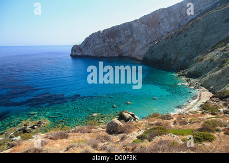 Voreina eine Wüste und schönen Strand mit kristallklarem Wasser in Folegandros (Kykladen, Griechenland) Stockfoto