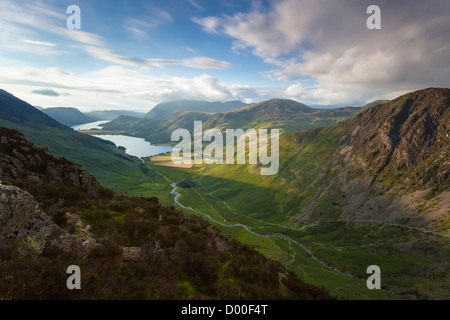 Bewölkten Sonnenuntergang über Lake Buttermere vom Gipfel des Heuhaufen im Lake District. Stockfoto