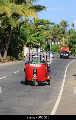 Roten Bajaj Tuktuk Reisen entlang der Küstenstraße in Weligama Bay an der Südküste von Sri Lanka. Stockfoto