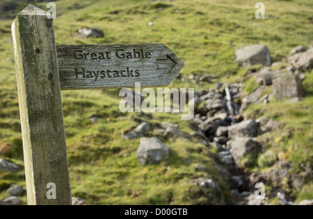 Eine alte hölzerne Wegweiser weisen den Weg in Richtung große Giebel und Heuschober im Lake District. Stockfoto