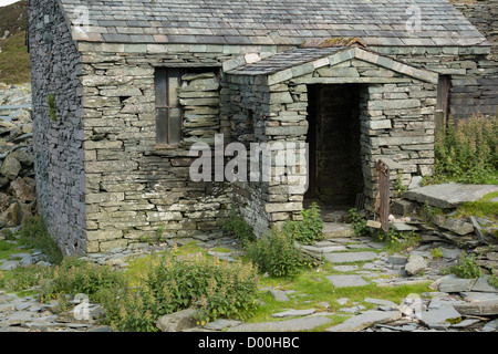 Die Überreste eines alten Schiefer Hauses am Honister Schieferbergwerk im Lake District. Stockfoto