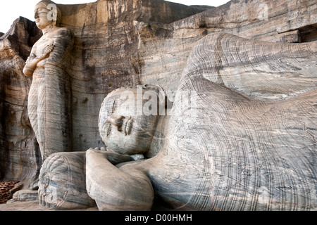 Buddha liegend und stehend Buddha geschnitzt auf dem Felsen. Gal Vihara. Antike Stadt Polonnaruwa. Sri Lanka Stockfoto