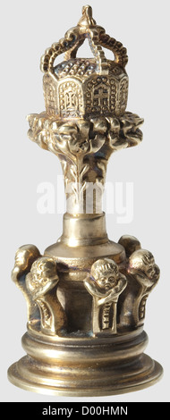 Kaiser Wilhelm II - EIN persönliches Siegel von Achilleion Castle, auf Korfu.Silber, vergoldet, der Griff, bestehend aus einer Kaiserlichen Krone auf einem Eichenblatt verziert Sockel, die Basis der Dichtung von einem Fries von Putto Köpfe umgeben.die Siegelmatrix mit dem Monogramm "WII IR" unter einer Kaiserlichen Krone geschnitten und zwischen "Achilleion" und "Korfu" gesetzt.Höhe 70 mm, Gewicht 122 g.auch zwei Umschläge mit Gold-/Blindprägung 'Achilleion,Corfu' unter einer Kaiserkrone,ein Umschlag mit goldenem Aufdruck, angefertigt durch das Siegel und adressiert an 'Reichs Kanzler Fürsten von BÜl,Zusatz-Rechteabgaben-nicht lieferbar Stockfoto