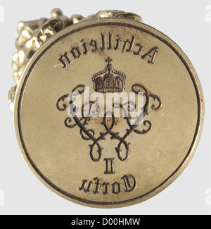 Kaiser Wilhelm II - EIN persönliches Siegel von Achilleion Castle, auf Korfu.Silber, vergoldet, der Griff, bestehend aus einer Kaiserlichen Krone auf einem Eichenblatt verziert Sockel, die Basis der Dichtung von einem Fries von Putto Köpfe umgeben.die Siegelmatrix mit dem Monogramm "WII IR" unter einer Kaiserlichen Krone geschnitten und zwischen "Achilleion" und "Korfu" gesetzt.Höhe 70 mm, Gewicht 122 g.auch zwei Umschläge mit Gold-/Blindprägung 'Achilleion,Corfu' unter einer Kaiserkrone,ein Umschlag mit goldenem Aufdruck, angefertigt durch das Siegel und adressiert an 'Reichs Kanzler Fürsten von BÜl,Zusatz-Rechteabgaben-nicht lieferbar Stockfoto