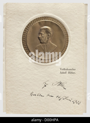 Jacques Buser-Kobler (BUKO)- EIN Exlibris-Exlibris und ein Adolf Hitler-Autograph, das Exlibris-Exlibris in dreifarbiger Holzschnitt auf handgeschöpftem Papier, signiert 'BUKO', 14.5 x 11 cm. Am oberen Rand auf der Rückseite der Künstlerreliefkarte 'Volkskanzler Adolf Hitler' mit einem goldgestempelten Medaillon, das eine Büste Hitlers zeigt, sowie Hitlers Unterschrift in Tinte 'Adolf Hitler - den 16/Juni 1933'. Enthalten sind die seltene Hoffmann-Portraitpostkarte 'Landesgruppenleiter Gustloff' sowie sechs Aquarell-Schweizer Szenen im Postkartenformat (ohne Vorzeichen, Zusatzrechte-Abgaben-nicht erhältlich Stockfoto