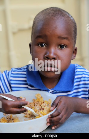 Kind beim Mittagessen in der Sr.Leoni Care Center in Tsumeb, Namibia Stockfoto