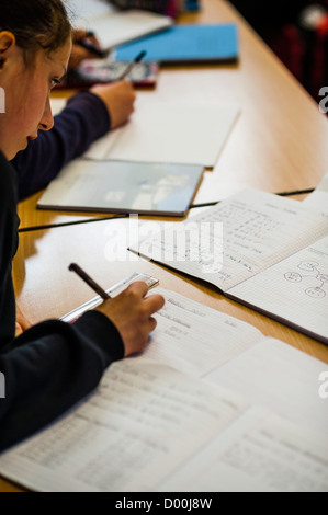 Ein Teenage Mädchen in einer Mathematik-Klasse bei einer sekundären Gesamtschule, Wales UK Stockfoto