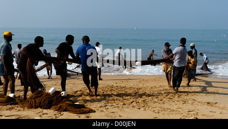 Fischer vom Sea Turtle Reserve Centre in Kosgoda, Sri Lanka, Netze an Land ziehen. Stockfoto