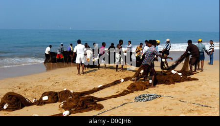 Fischer vom Sea Turtle Reserve Centre in Kosgoda, Sri Lanka, Netze an Land ziehen. Stockfoto