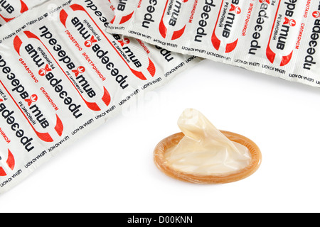 Haufen von alten Kondome isoliert auf weißem Hintergrund Stockfoto