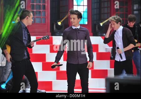 New York, USA. 13. November 2012. Niall Horan, Liam Payne, Louis Tomlinson, eine Richtung für NBC heute zeigen Toyota Konzertreihe mit ONE DIRECTION, Rockefeller Plaza, New York, NY 13. November 2012 auf der Bühne. Foto von: Gregorio T. Binuya/Everett Collection/Alamy Live-Nachrichten Stockfoto