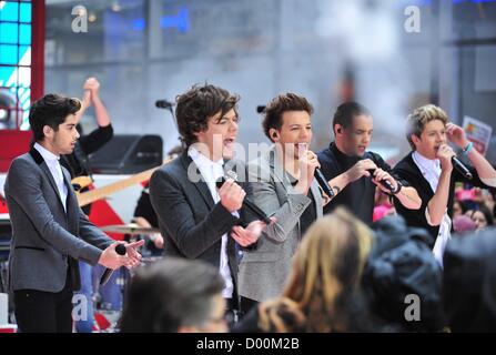 New York, USA. 13. November 2012. Zayn Malik, Harry Styles, Louis Tomlinson, Liam Payne, Niall Horan, eine Richtung für NBC heute zeigen Toyota Konzertreihe mit ONE DIRECTION, Rockefeller Plaza, New York, NY 13. November 2012 auf der Bühne. Foto von: Gregorio T. Binuya/Everett Collection/Alamy Live-Nachrichten Stockfoto