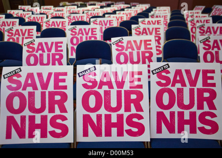 "Save Our NHS" Rallye durch die TUC gegen der Regierung umstritten gesundheitlichen und sozialen Betreuung Rechnung. Westminster Central Hall. Stockfoto