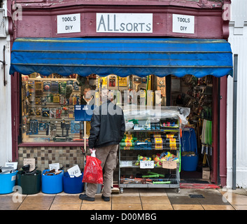 Ein altmodisches Eisenwarengeschäft in der Hauptstraße von Deal, Kent, Großbritannien Stockfoto