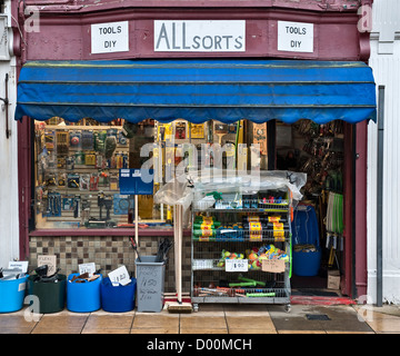 Ein altmodisches Eisenwarengeschäft in der Hauptstraße von Deal, Kent, Großbritannien Stockfoto