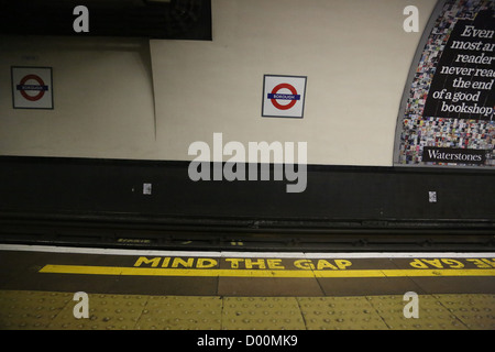 London England Borough Tube Bahnsteig Stockfoto