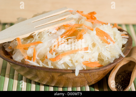 Sauerkraut und Karotten in braunen Schüssel zerkleinern Stockfoto