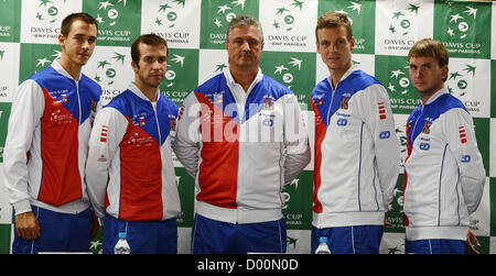 Prag, Tschechische Republik. 13. November 2012. Tschechische Republik Team Pose im Rahmen einer Pressekonferenz vor den Davis-Cup-final Tennis Spiel Tschechien gegen Spanien in Prag, Tschechische Republik, Dienstag, 13. November 2012. Von links nach rechts: Lukas Rosol, Radek Stepanek, Trainer Jaroslav Navratil, Tomas Berdych und Ivo Minar. (CTK Foto/Katerina Sulova) Stockfoto