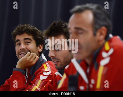 Prag, Tschechische Republik. 13. November 2012. Von links nach rechts: Marc Lopez, Marcel Granollers und Coach Alex Corretja Spaniens gelten im Rahmen einer Pressekonferenz vor dem Davis Cup Finale Tennisspiel Tschechien gegen Spanien in Prag, Tschechische Republik, Dienstag, 13. November 2012. (CTK Foto/Katerina Sulova) Stockfoto