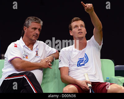 Prag, Tschechische Republik. 13. November 2012. Tschechische Republik Tomas Berdych und Trainer Jaroslav Navratil (links) werden während des Trainings vor dem Davis Cup Finale Tennisspiel Tschechien gegen Spanien in Prag, Tschechische Republik, Dienstag, 13. November 2012 gesehen. (CTK Foto/Katerina Sulova) Stockfoto