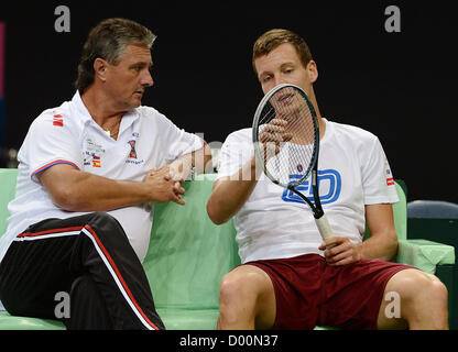 Prag, Tschechische Republik. 13. November 2012. Tschechische Republik Tomas Berdych und Trainer Jaroslav Navratil (links) werden während des Trainings vor dem Davis Cup Finale Tennisspiel Tschechien gegen Spanien in Prag, Tschechische Republik, Dienstag, 13. November 2012 gesehen. (CTK Foto/Katerina Sulova) Stockfoto