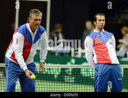 Prag, Tschechische Republik. 13. November 2012. Tschechische Republik Radek Stepanek und Trainer Jaroslav Navratil (links) werden während des Trainings vor dem Davis Cup Finale Tennisspiel Tschechien gegen Spanien in Prag, Tschechische Republik, Dienstag, 13. November 2012 gesehen. (CTK Foto/Katerina Sulova) Stockfoto