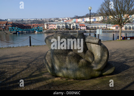 Skulptur neben Floating Harbour, Bristol mit den bunten Häusern von Hotwells in der Ferne. Stockfoto