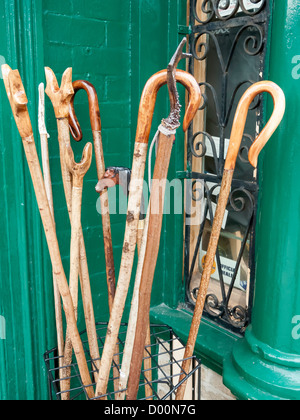 Traditionellen handgemachten-Walking-Stöcke auf dem Display vor einem Geschäft in North Yorkshire Stockfoto