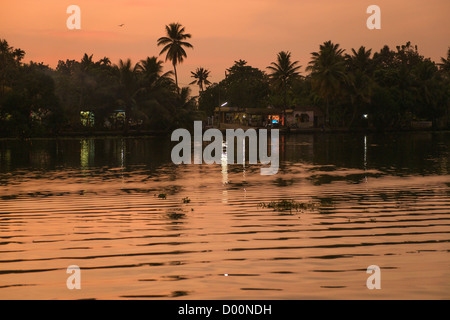 Blick über die West Coast Canal (National Wasserstraße Nr. 3), Kanjippadom, Vaisyambhagom Fähre bei Sonnenuntergang, Kanjippadom, in der Nähe von Alappuzha (Alleppey), Kerala, Indien Stockfoto