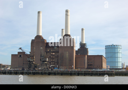 Battersea Power Station am Ufer der Themse in London, England Stockfoto