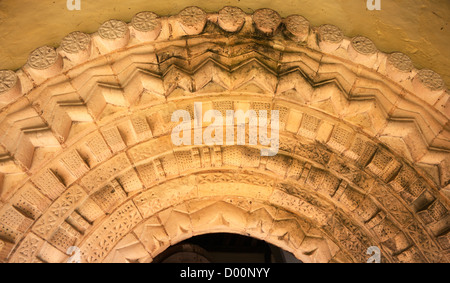 Detail der Norman-Bogen in das Südportal der Kirche von Str. Gregory am Heckingham, Norfolk, England, Vereinigtes Königreich. Stockfoto